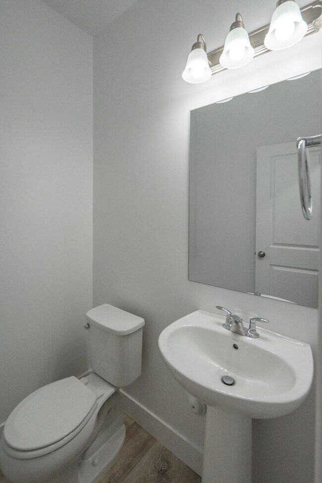 Building Photo - Well Maintained, 3 Bedroom and 2.5 Bathroom Townhome in Desert Color! Internet Included!