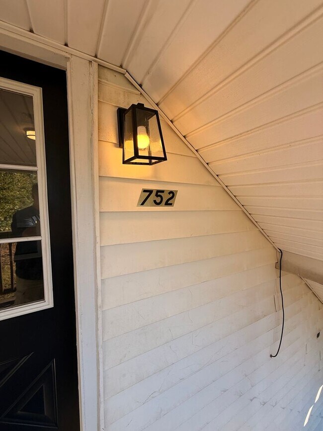 Building Photo - 750-752 E Wheeling St