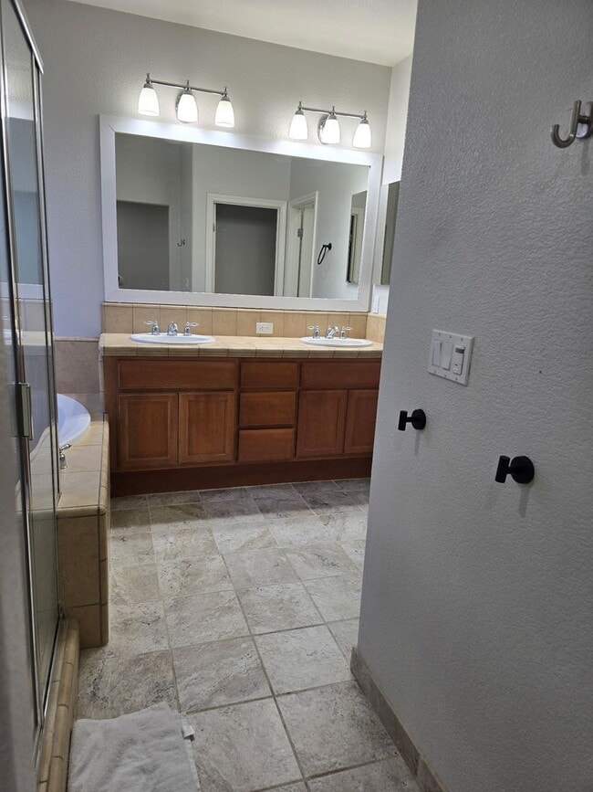 Building Photo - Big beautiful Home for rent in Visalia, Ca