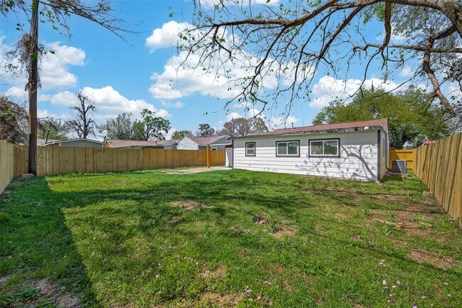 Building Photo - 3209 McCrarey Dr