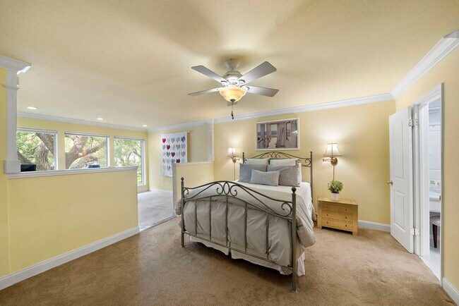 Building Photo - 8944 Chatsworth Dr