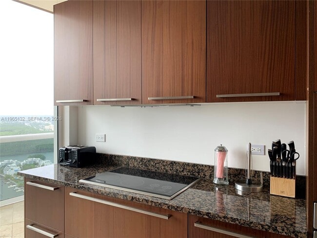 Building Photo - 16001 Collins Ave