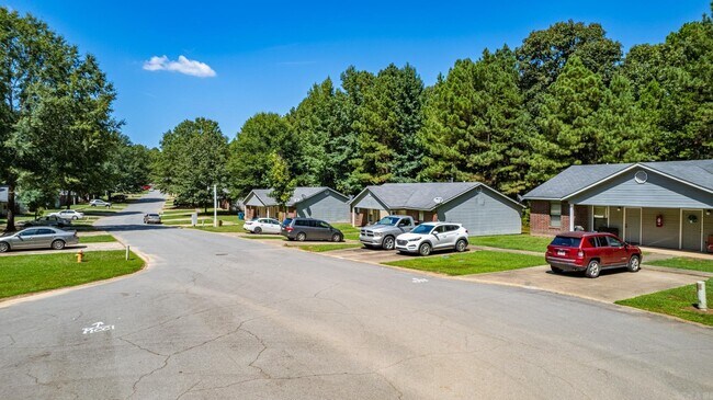 Building Photo - 1309 Country Oaks Dr