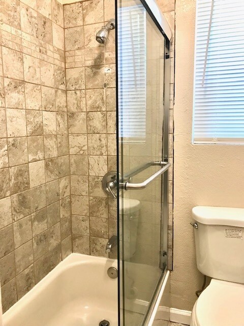 Building Photo - 3 bed 1.5 bath Townhouse in Richmond - AVA...