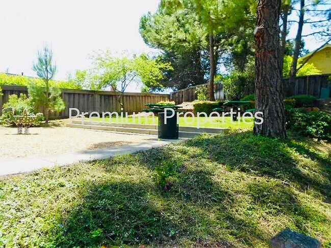 Building Photo - Spacious Home Located in the Desired Diabl...