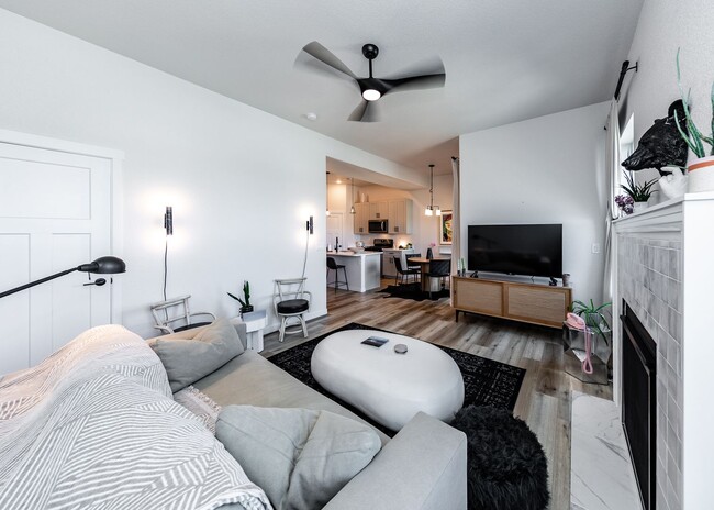 Building Photo - Beautiful Townhome Next to Nature on Westside