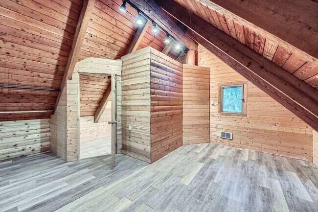Building Photo - Stunning 3-Bedroom Log Cabin Home in Carnation!!