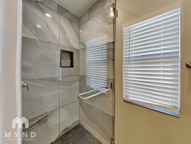 Building Photo - 5304 Del Lago Dr