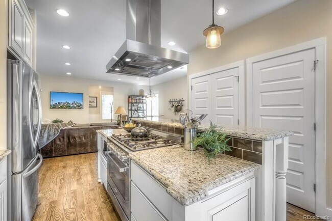 Building Photo - Beautiful 2 Bed/2.5 Bath Home in the Highl...