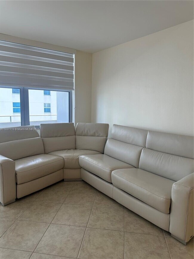 Building Photo - 9225 Collins Ave