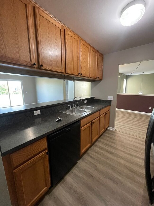 Building Photo - Bright Upper Condo with Garage | Near Shopping & Trails