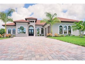 Building Photo - 601 SW 40th Terrace