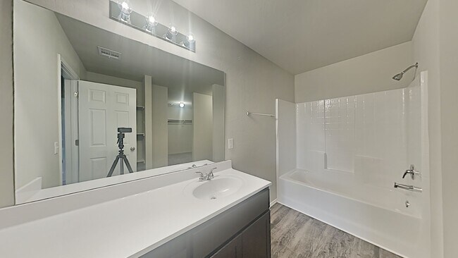 Building Photo - Very Nice 4 Bedroom 2 Bath Home in Yukon S...