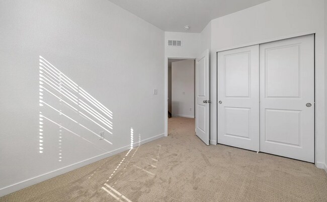 Building Photo - 2 Bedroom Townhome w/ Garage!
