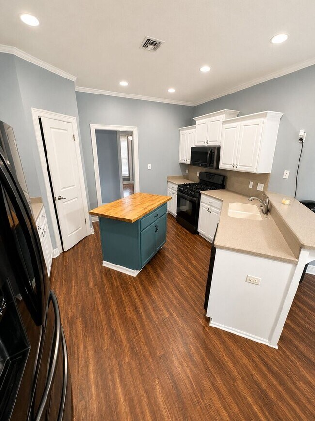 Building Photo - Bayou Bend Home!