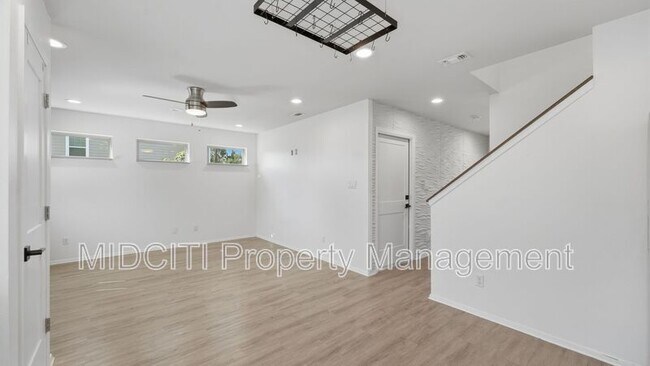 Building Photo - 1198 Green Hill Dr