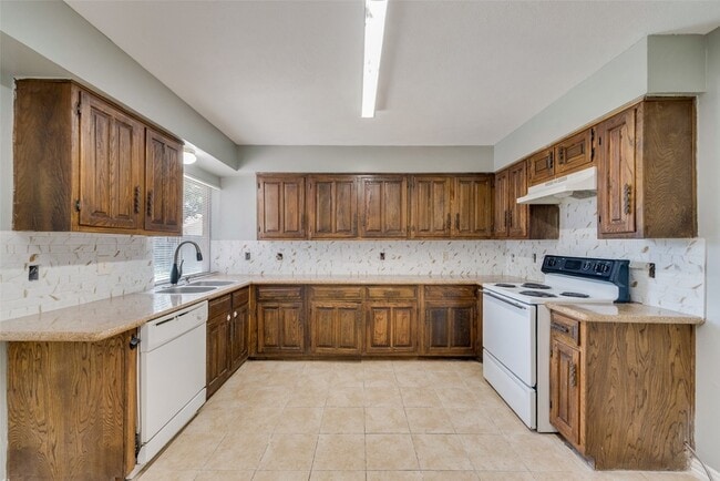 Building Photo - 209 N St Johns Dr