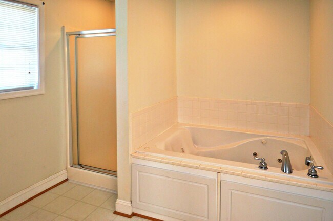 Building Photo - Live in Wyndhurst!