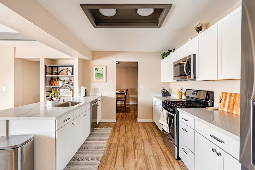 Kitchen - 1104 E Campus Dr