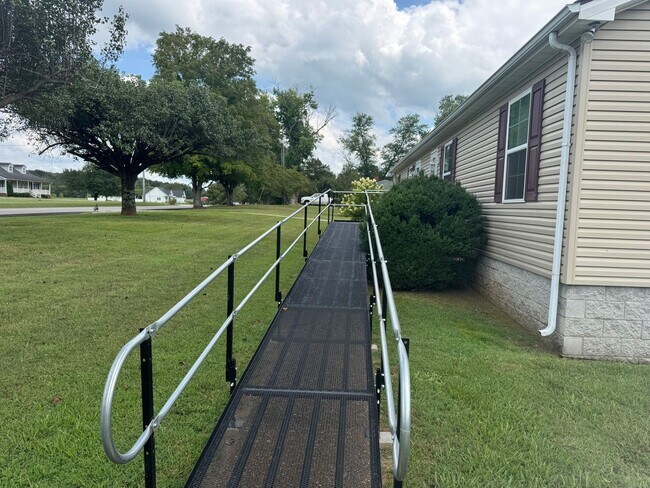 Building Photo - FOR LEASE- 2 BEDROOM DUPLEX MINUTES FROM 840!