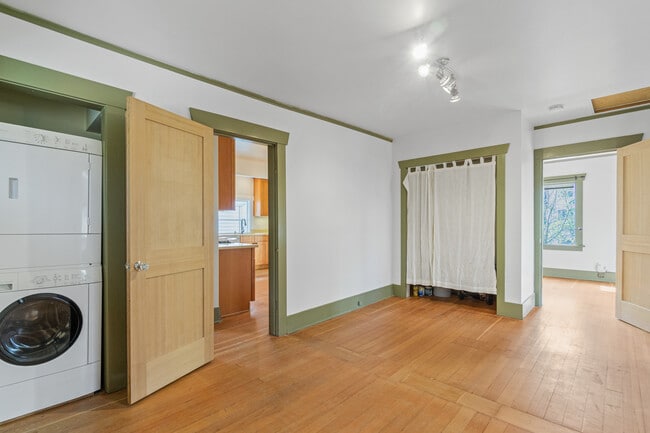 Building Photo - 950 Hiawatha Pl S