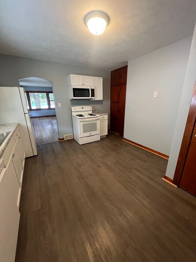 Building Photo - Spacious 2 bedroom home!