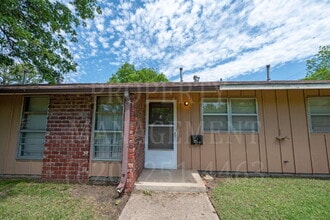 Building Photo - Charming 2-Bedroom Oasis in the Heart of Coffeyville