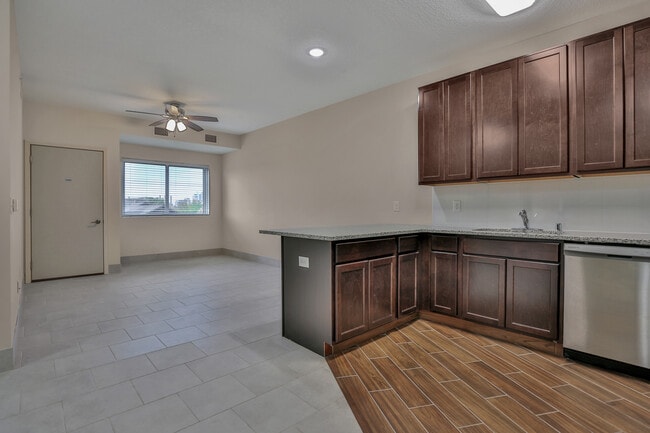 Building Photo - 1040 Como Ave SE