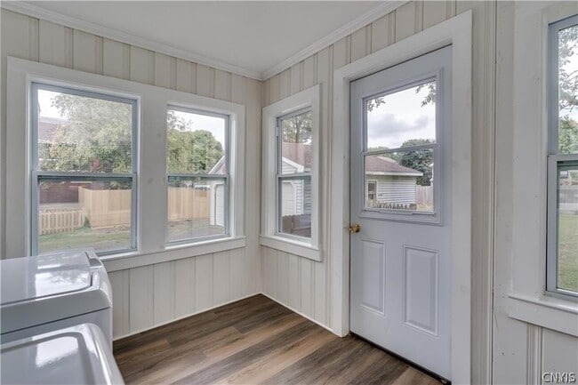 Building Photo - 380 Brainard St