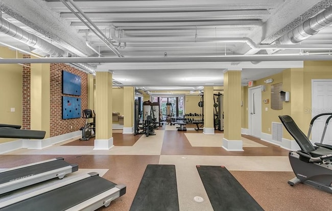 Building Photo - 1x1 Open, bright and spacious! 647 square ...