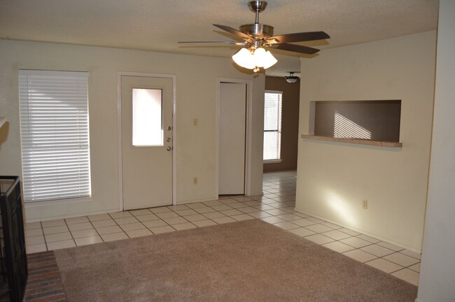 Building Photo - 3 Bedroom Townhome for Lease