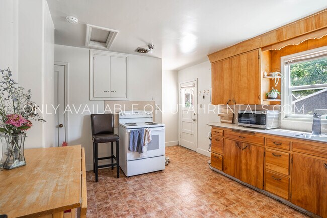 Building Photo - 545 E 400 N