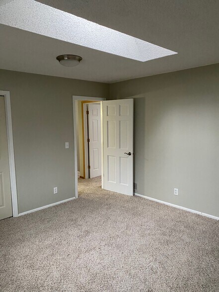 Building Photo - 8913 Forestview Ln N