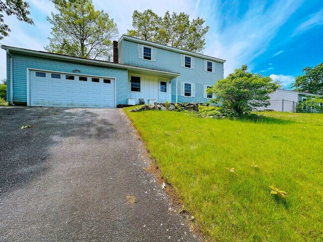 Primary Photo - 10 Friar Tuck Ln