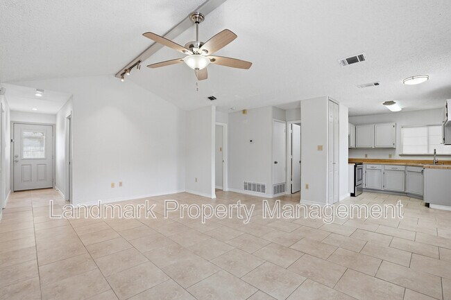 Building Photo - 1122 Hidden Creek Dr