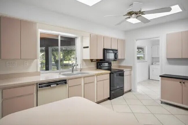 Building Photo - 1360 SW Albatross Way