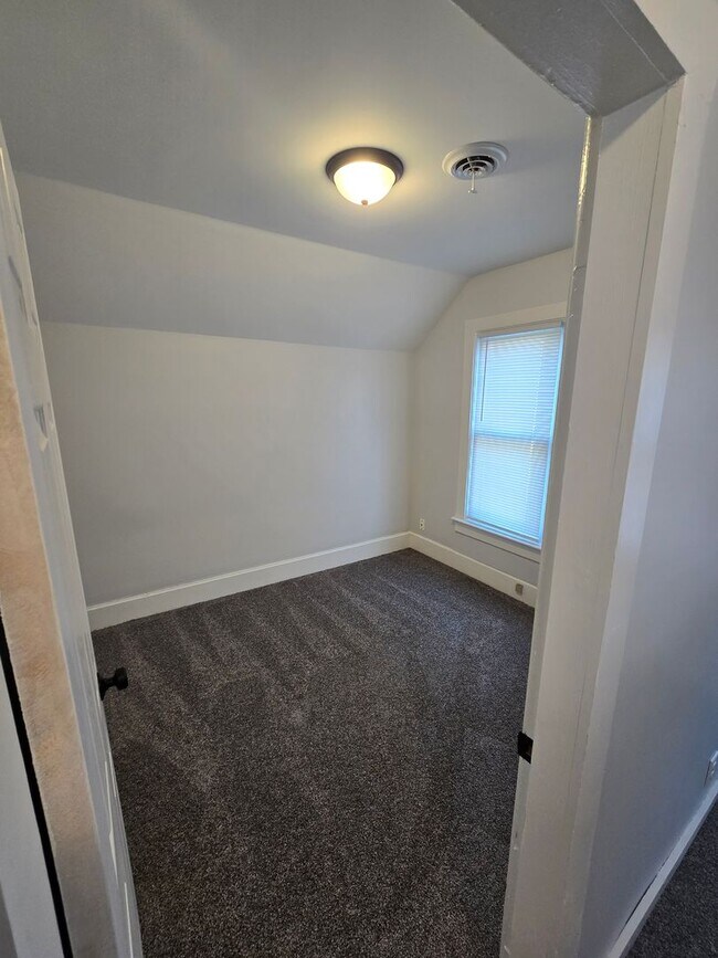 Building Photo - Beautiful 4 bed / 2 bath with garage and fenced yard on north side!