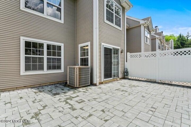 Building Photo - 39 Meadow Ln