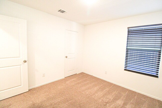 Building Photo - ************Move In Special- 2 WEEKS FREE!!!!************