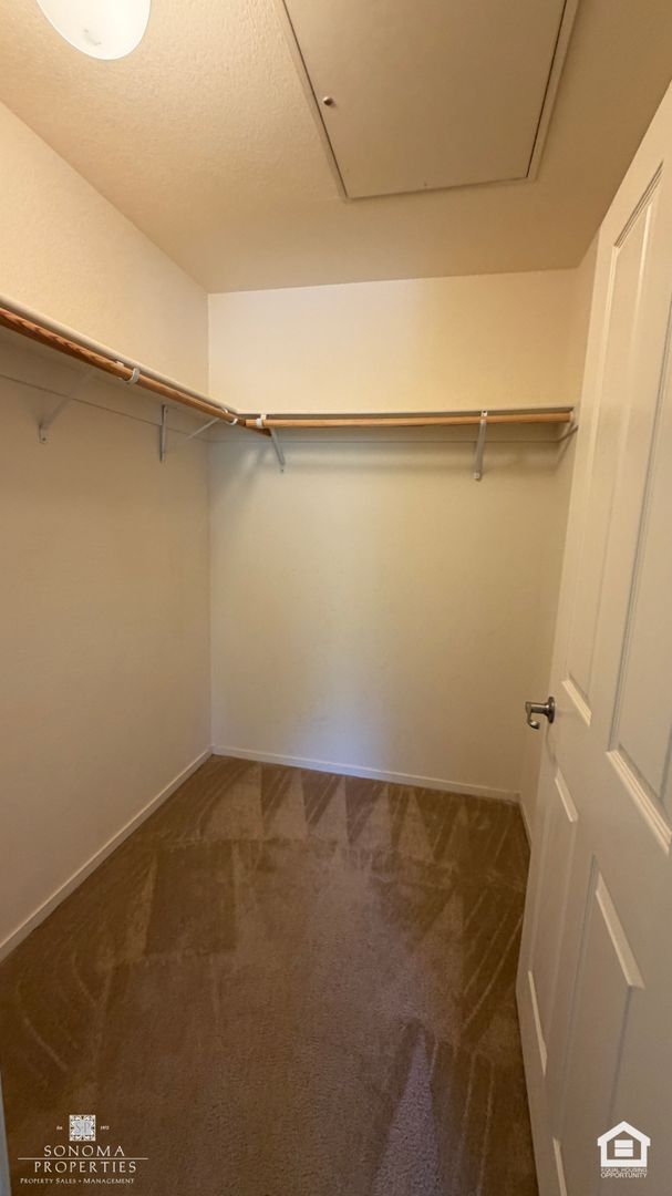 Building Photo - Must-See Charming Second-Level 1 Bedroom Apartment