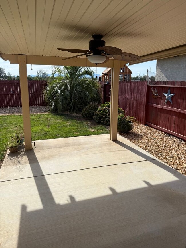 Building Photo - 3-bedroom, 2-bathroom home located in the ...