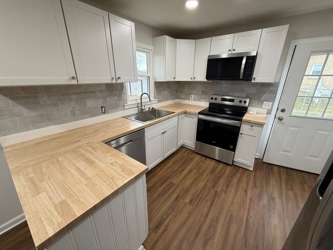 Building Photo - Dublin Brick home Three Bedroom, One Bathr...