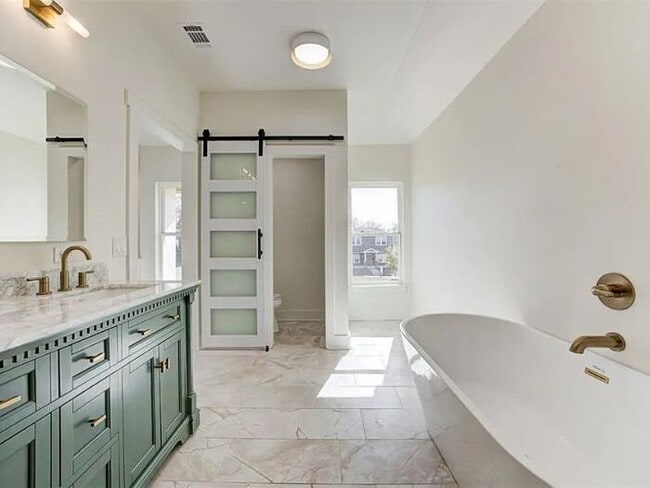 Building Photo - 213 NE 14th St