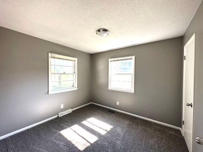 Building Photo - ESTABLISHED NEIGHBORHOOD!!  4 Bedroom, 2 Bath Home in Ankeny