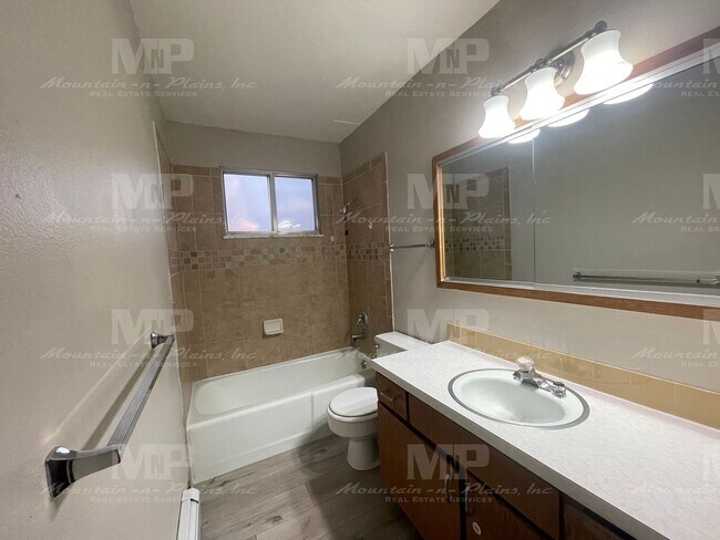 Building Photo - 1628 Azalea Dr