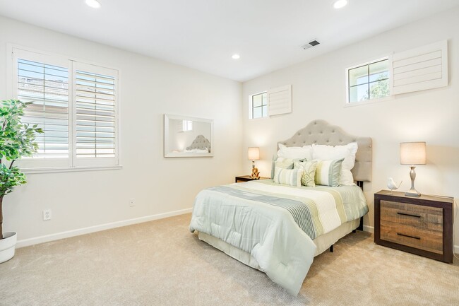 Building Photo - Comfortable and nicely upgraded home for r...