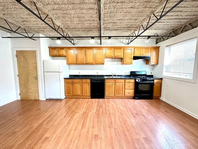 Building Photo - One Bed, One Bath Apartment in the Heart o...