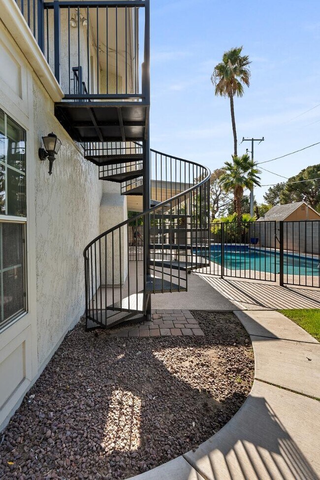 Building Photo - 8464 N 7th Ave