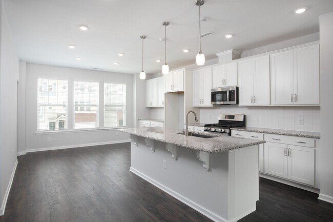 Building Photo - Gorgeous Townhome With Loads of Amenities in Ellis Crossing!