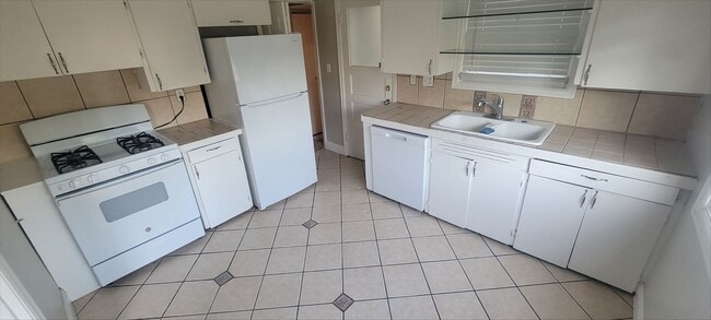 Building Photo - Wonderful Cottage 3 Blocks from Beaverton HS and downtown Beaverton